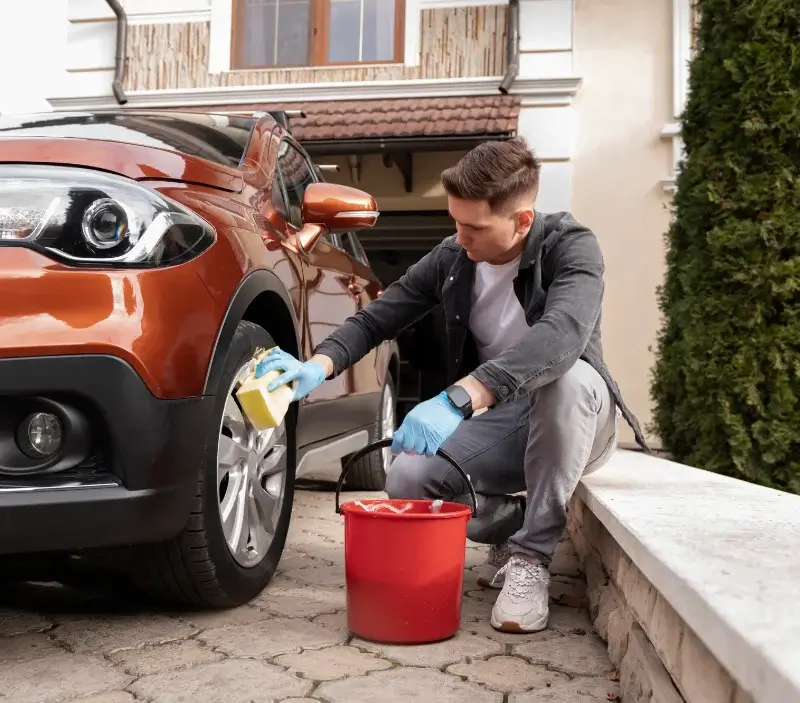 Lavage auto à domicile Dracé : professionnel intervenant sur un véhicule